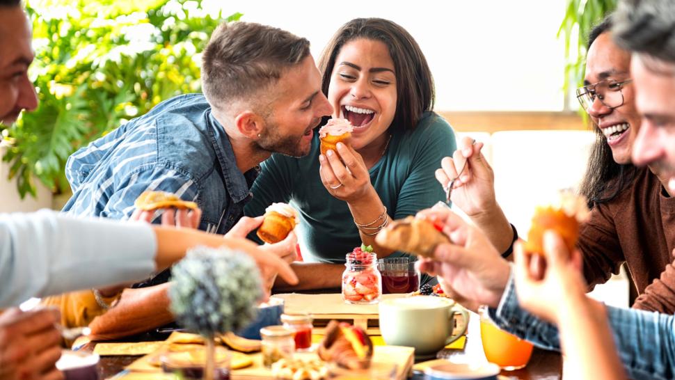 Freunde essen zusammen Nachtisch